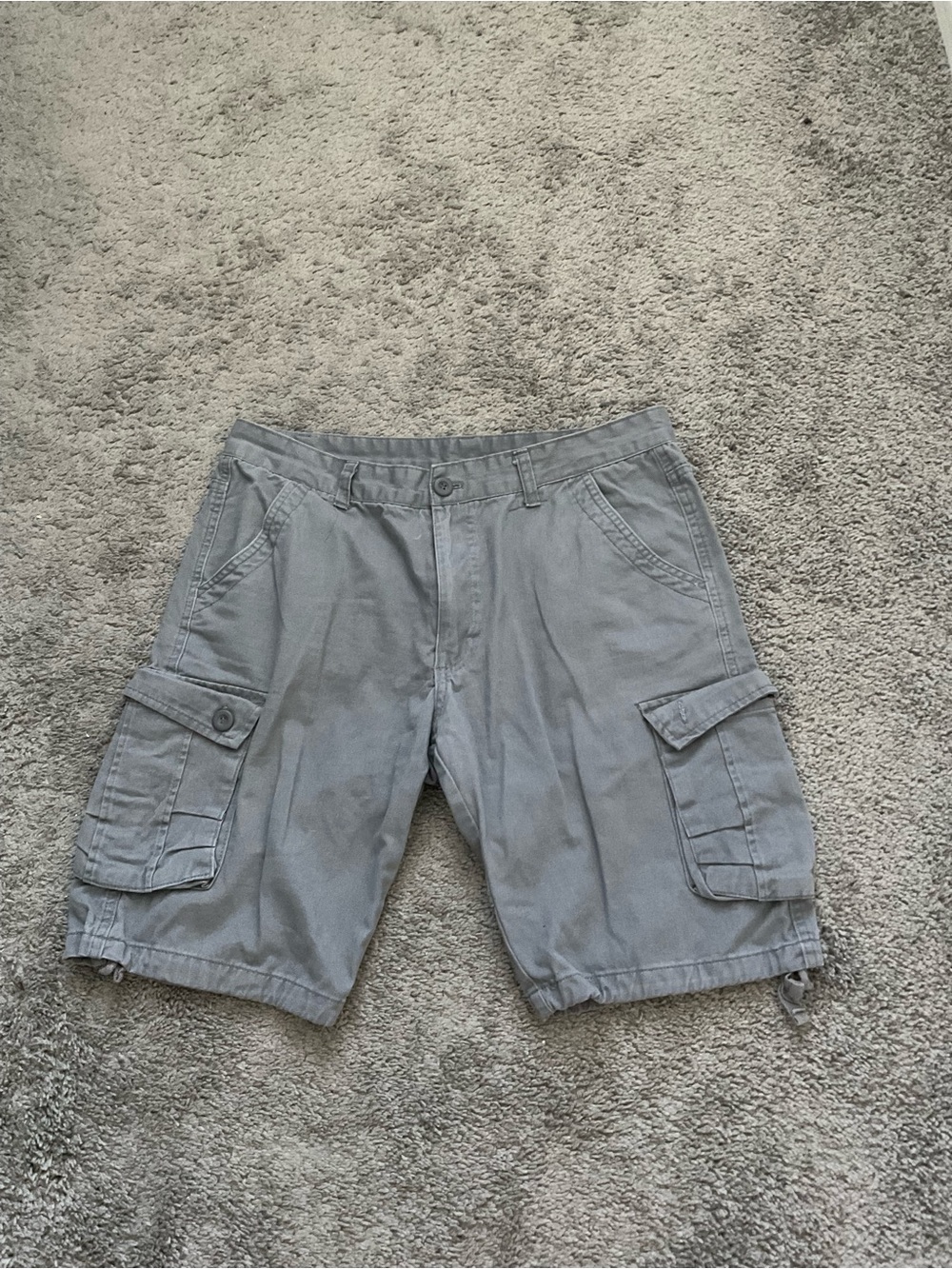 Men's Gray Cargo Shorts with Multi-Pocket Utility Design
